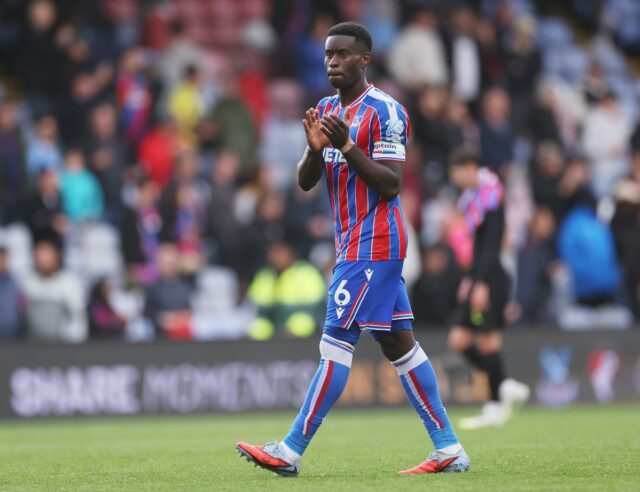 Marc Guehi tlieska fanúšikom Crystal Palace