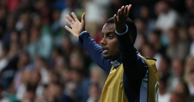 Liverpool získal Alexander Isak upozornenie, keď švédsky manažér vyhlasuje „hrozbu“ hráča „ 

