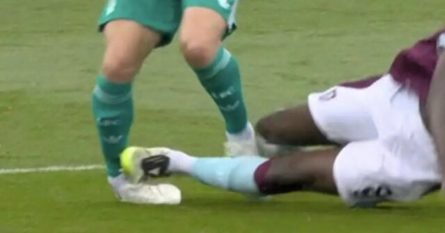 Liverpoolskí sledovatelia šialení na VAR, keď „červená karta prehliadla“ po Burnley „Scary“ 

