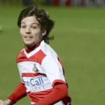 Louis Tomlinson oklamaný zločineckým gangom v podstatnom príbehu Doncaster Rovers Story