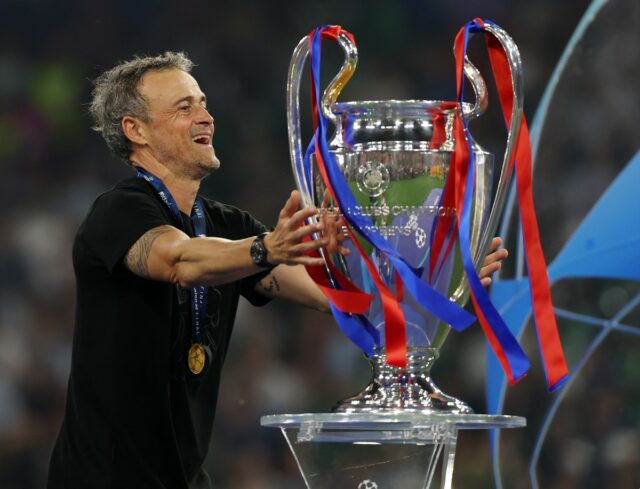 Luis Enrique vyhráva cenu Johan Cruyff za najlepší vlak 

