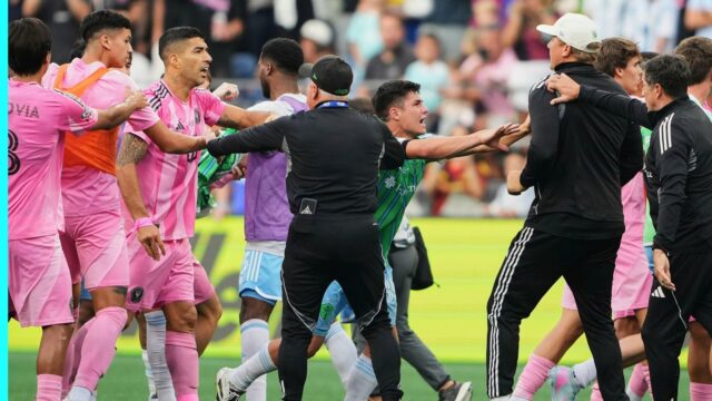 Luis Suarez k nemu ide znova ako bývalý-Liverpool ďalej v tvári človeka 


