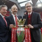 Majitelia Liverpoolu FC Tom Werner, Mike Gordon a John W Henry Pose s trofejou Premier League.