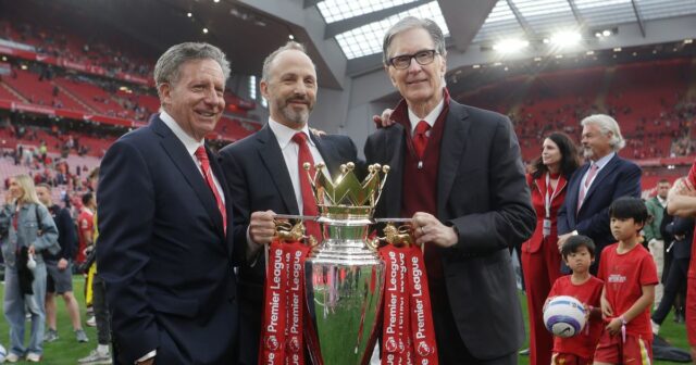 Majitelia Liverpoolu FC Tom Werner, Mike Gordon a John W Henry Pose s trofejou Premier League.