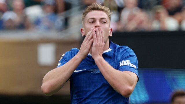 Manchester United zaostával, aby presvedčil PL testovanú celebritu, aby si ich vybral pred vedením 4 konkurencie 

