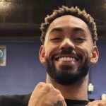 Matheus Cunha trénuje na cvičebnom bicykli