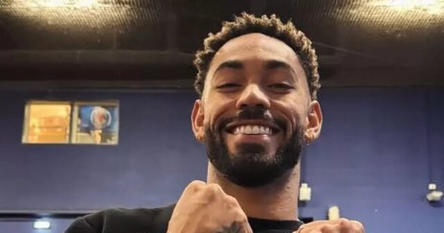 Matheus Cunha trénuje na cvičebnom bicykli