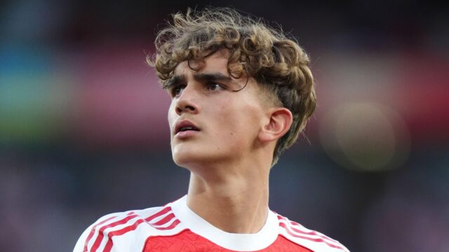 Max Dowman v Anglicku XI, ktorý v stredu položil svoj Max Dowman v Anglicku XI, ktorý v stredu položil svoj prípad Globe Mug 2030 v hrnčeku Carabao