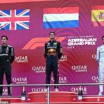 Max Verstappen stojí hrdo, zatiaľ čo lemujú George Russell a Carlos Sainz