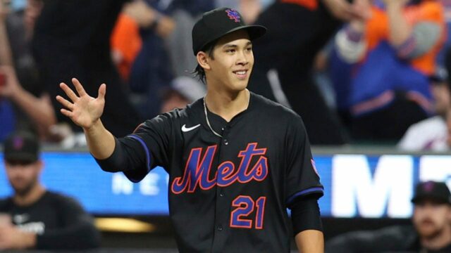 Mets 'Jonah Tong klesá teplý pohľad na údený syr 

