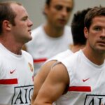 Michael Owen sa chráni v diskusii Wayne Rooney s presnou, ale neúčinnou reakciou