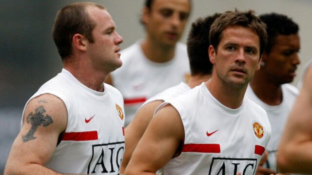 Michael Owen sa chráni v diskusii Wayne Rooney s presnou, ale neúčinnou reakciou 

