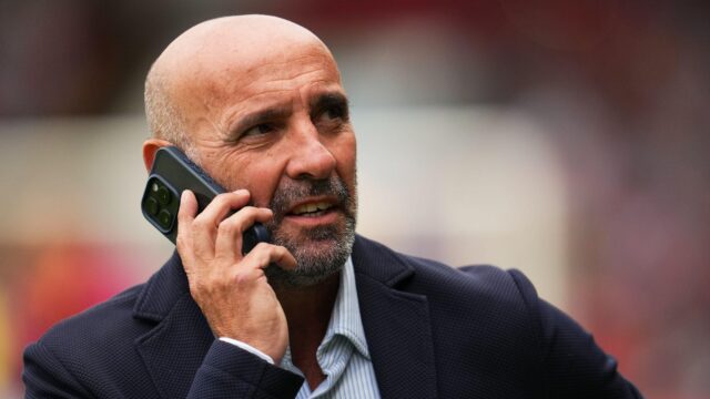 Monchi sa dostane preč Aston Suite, keď Emery zostal v úraze s „dáždnikom“ bez obleku pre Gale 

