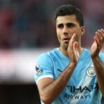 Mužský mestský záložník Rodri trpí nepohodlie vo veľmi istom kolene, ktoré mal zranenie ACL