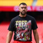 Náčelníci Travis Kelce stimuluje konflikt s tričkom „Free 4“ pre Rashee Rice