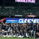 Námorci zabezpečujú play -off lôžko, obklopte titul AL West