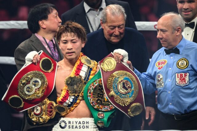 Japonská Naoya Inoue oslavuje svoje víťazstvo proti Južnej Kórei Kim Ye-joon počas ich svetovej super-bantamovej váhy v boxe v Tokiu 24. januára 2025. (Foto: Philip Fong / AFP) (Fotografia Philip Fong / AFP Via Getty Images)
