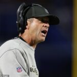 Tréner Baltimore Ravens John Harbaugh bol v nedeľu večer v nedeľu večer zabitý pre jeho zlé riadenie, ktorý priamo viedol k tomu, že jeho tím vyhodil 22-bodový náskok k strate Buffalo Bills
