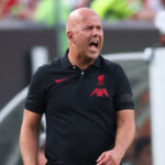 Neskoré víťazstvá Liverpoolu priťahujú kontrasty s „Fergie Time“ z Manchesteru United