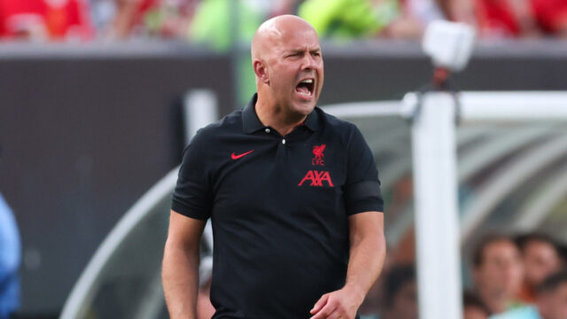 Neskoré víťazstvá Liverpoolu priťahujú kontrasty s „Fergie Time“ z Manchesteru United 

