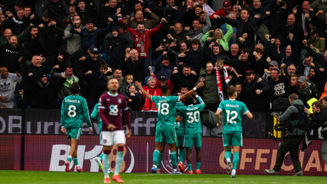 Nezaujímavý Liverpool udržiava uniknutie ho, keď desaťčle 

