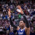 Gilas Pilipinas vpred Justin Brownlee gestá po zasiahnutí 3-ukazovateľa proti Saudskej Arábii vo štvrťfinále kvalifikácie Fiba Asia Cup 2025.–