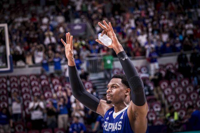 Gilas Pilipinas vpred Justin Brownlee gestá po zasiahnutí 3-ukazovateľa proti Saudskej Arábii vo štvrťfinále kvalifikácie Fiba Asia Cup 2025.–