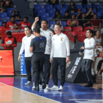Bonnie Tan (Center) a Hisstaff urobia návrhy rozhodnutí pre mólo Batang.