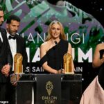 Mary Earps (vpravo) sledovala, ako brankár, ktorý ju uchvátil, Hannah Hampton (druhá sprava) vyhrala trofej Lev Yashin pre najlepšiu zátku pre ženy na svete. Gianluigi Donnarumma (vľavo) dostal aj mužskú cenu Gianluigi Buffon (druhý zľava)