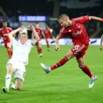Oledeksandr Zinchenko vydrží počiatočný začiatok hlavy, keď pôžičku s nástrojmi odosiela Clear Message