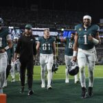 Hráči Eagles pod vedením quarterbacka Jalen Hurts (vpravo) sa ponáhľajú z ihriska vo Philadelphii