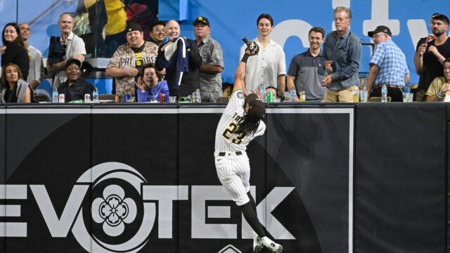 Padres 'Fernando Tate Jr robí skákacie úlovky 

