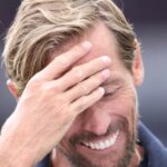 Peter Crouch nemilosrdne penalizovaný, keď je nútený dokončiť vtipné odovzdanie