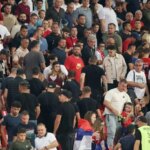 Poškodenie problémových orgánov vysielajú priamo do arény, keď sa videohra Anglicka krátko zastavila po varovaní fyzického násilia