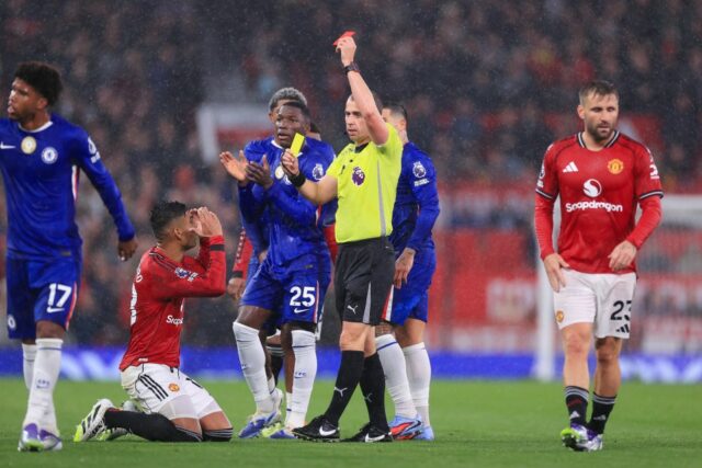 Prečo je Casemiro pozastavený pre Manchester United tento víkend a kedy môže Robert Sanchez fungovať pre Chelsea? 

