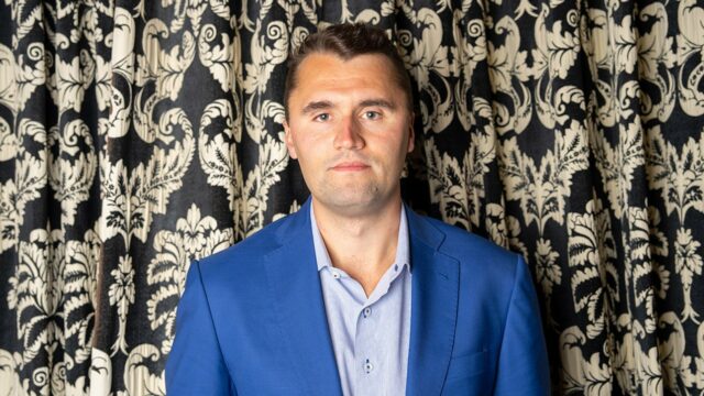 Prečo si musíte vziať minútu, aby si pamätal Charlie Kirk počas univerzitného futbalu 

