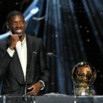 Paríž, Francúzsko - 22. september: Ousmane Dembele reaguje s mužským Ballonom D'Or Trophy počas 69. ceremoniálu Ballon d'Or v divadle Du Chatelet 22. septembra 2025 v Paríži vo Francúzsku. (Foto: Kristy Sparow - UEFA/UEFA cez Getty Images)