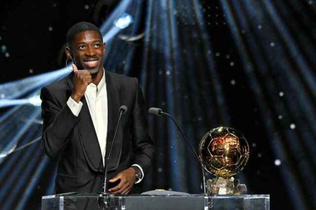 Paríž, Francúzsko - 22. september: Ousmane Dembele reaguje s mužským Ballonom D'Or Trophy počas 69. ceremoniálu Ballon d'Or v divadle Du Chatelet 22. septembra 2025 v Paríži vo Francúzsku. (Foto: Kristy Sparow - UEFA/UEFA cez Getty Images)