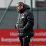 Predchádzajúce zamestnávateľka Liverpoolu a Chelsea Matt Beard odchádza vo veku 47 rokov, keď sa pocta zhromažďuje
