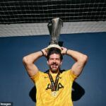 Fraser Forster predstavuje trofej Európskej ligy po víťazstve v Tottenhame v minulej sezóne