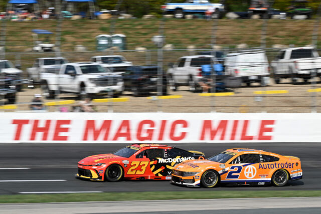 Preklad niekoľkých renomovaných kódových názov NASCAR motoristov v skupinovom rádiu 

