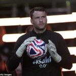 Marcus Bettinelli je zapojený do riadku so susedmi po tom, čo sa povstal nad trávou