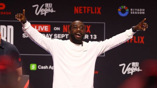 Presne ako Terence Crawford pristál v bitke Canelo Alvarez 

