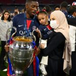 Ousmane Dembele je zobrazený so svojou manželkou Rima Edbouche a ich mladou dcérou po tom, čo Francúz pomohol PSG v minulej sezóne Ligu majstrov.