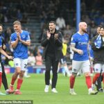 V týchto dňoch sú Portsmouth stelesnením dobrého zmyslu, keď stúpajú späť po ligách vedených Johnom Mousinho (stred)