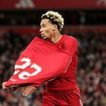 Hugo Ekitike sa Apolosiged po tom, čo bol vyslaný na svoju gólovú oslavu Liverpoolu proti Southamptonu - kde dostal druhú žltú kartu za to, že si vzal košeľu