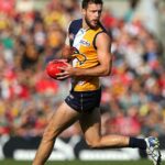 Mitch Brown (na obrázku) sa stal prvým hráčom AFL/VFL v takmer 130-ročnej histórii ligy, ktorý vyšiel ako bisexuál