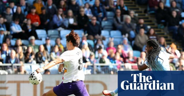 Manchester City proti London City Lionesses - Barclays Women Super LeagueManchester, Anglicko - 28. septembra: Khadija Shaw z Manchester City strieľala ako Saki Kumagai z London City Lionesses, ktorá rieši loptu, čo vyústilo do Penalty počas Barclaysovej super ligy medzi Manchester City a Londýn City Lionesses v Joie Statadium v ​​septembri 28, 202 v Anglicku. (Foto: Charlotte Tattersall - WSL/WSL Football prostredníctvom Getty Images)