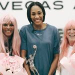 Raiders, majiteľ ACES Mark Davis pripomína A'ja Wilson MVP s ružovou parochňou