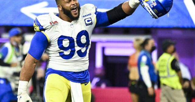 Rams Tale Aaron Donald určite bude mať Bunda č. 97 odišli do dôchodku Pitt 

